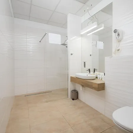 Jerozolimskie 203 By Bookinghost